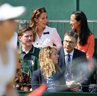 Kate dikenal sebagai pecinta olahraga tenis. Saking cintanya, ia merelakan satu hari cutinya hanya untuk menyaksikan pertandingan tenis di Wimbledon setelah melahirkan Pangeran Louis tahun lalu. Kala itu, Kate datang bersama Meghan Markle. (Foto: Mike Hewitt/Getty Images)