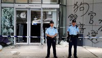 Sejumlah petugas kepolisian berjaga di area sekitar gedung Parlemen Hong Kong usai terjadinya aksi protes yang digelar oleh warga bertepatan dengan peringatan pengembalian Kota Hong Kong ke China pada Senin, (1/7/2019) kemarin. Jorge Silva/Reuters.