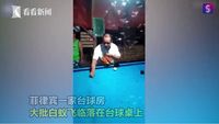 Agar Pelanggan Tak Pergi, Bartender Ini Rela Makan Laron Terbang di Kafenya