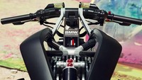 Desainnya serba tajam, mulai dari head lamp hingga jok belakang. Sementara area mesin tampak padat karena menjadi tempat bagi baterai dan sistem pendingin radiator. Foto: Pool (MCN)
