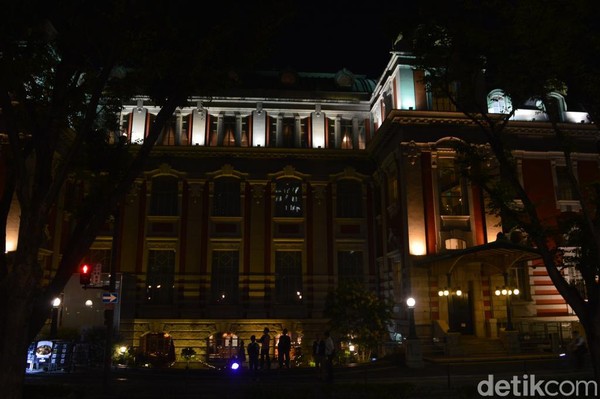 Bagian yang paling unik dari bangunan ini adalah bagian atapnya yang melengkung dan langit-langit yang dihiasi lukisan yang menceritakan pembentukan alam semesta. (Dana Aditiasari/detikcom) Bagian yang paling unik dari bangunan ini adalah bagian atapnya yang melengkung dan langit-langit yang dihiasi lukisan yang menceritakan pembentukan alam semesta. (Dana Aditiasari/detikcom)