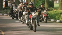 Foto ini diambil pada tahun 1996 saat rombongan motor Harley-Davidson menuju ke Tanah Merah Country Club, Singapura, untuk bermain golf dalam kejuaraan Johnnie Walker Classic. Stephen Munday/Allsport.