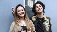 Bastian Steel tengah menjalin asmara dengan Shafa Haris. Ini kebersamaan keduanya saat tampil di sebuah acara. (Palevi/detikcom)
