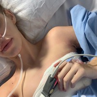 Kini, Natalie memutuskan melepas implan payudaranya. Punya payudara natural lebih membuatnya bahagia. Aku tidak merasa sakit lagi. Pagi hari setelah operasi, aku langsung merasa bahwa tubuhku tidak berperang lagi, tulisnya di Instagram.  Foto: dok. Instagram @nataliealexander