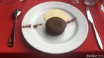 Foto: Dinner Romantis di Atas Sungai di Paris