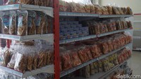 Untuk harganya pun bervariasi. Sejumlah snack ditawarkan mulai dari Rp 15 ribu-30 ribuan. Beberapa suvenir dijual mulai Rp 15-50 ribu, sedangkan aneka kain batik dan pakaian dijual mulai Rp 50 ribu hingga ratusan ribu (Shinta Angriyana/detikcom) 