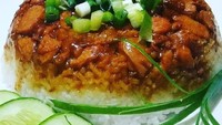 Nasi yang dimasak perlahan bersama ayam ini enak disajikan dengan irisan mentimun dan daun bawang. Foto : Instagram @mungha88