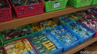 Menuju ke dalam, traveler akan melihat ruangan penuh dengan aneka aksesoris, pakaian dan suvenir (Shinta Angriyana/detikcom) 
