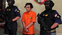 Heri dibekuk petugas dari rumah kontrakannya di Pos Pengumben, Srengseng, Jakarta Barat, Senin (1/7/2019). Heri diketahui warga Bekasi, Jawa Barat.