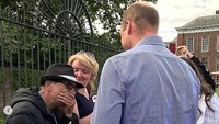 Pangeran William keluar menemui para warga yang merayakan ulang tahun Putri Diana ke-58. Dok. Instagram/dailymail