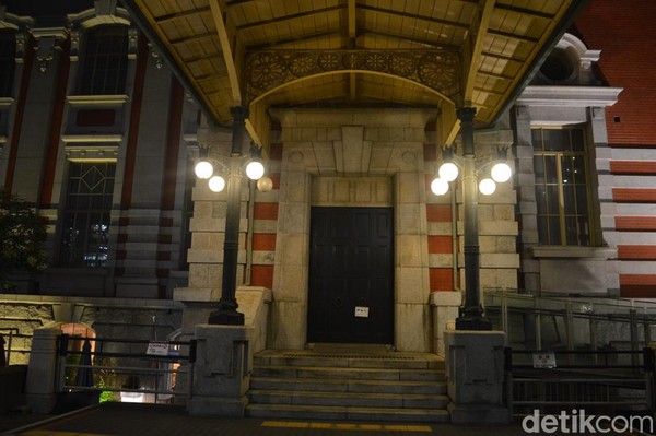 Hampir seluruh bagian bangunan ini dilapisi bata merah yang membuatnya tampil apik dengan konstruksi mengusung gaya Neo-Renaissance yang menggabungkan unsur kemegahan Baroque dan gaya Vienna Secession. (Dana Aditiasari/detikcom) Hampir seluruh bagian bangunan ini dilapisi bata merah yang membuatnya tampil apik dengan konstruksi mengusung gaya Neo-Renaissance yang menggabungkan unsur kemegahan Baroque dan gaya Vienna Secession. (Dana Aditiasari/detikcom)