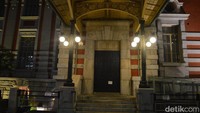 Hampir seluruh bagian bangunan ini dilapisi bata merah yang membuatnya tampil apik dengan konstruksi mengusung gaya Neo-Renaissance yang menggabungkan unsur kemegahan Baroque dan gaya Vienna Secession. (Dana Aditiasari/detikcom)