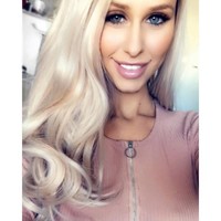 Meski saat di foto ia masih bisa tersenyum dan kerap unjuk payudara seksinya, namun sesungguhnya merasa tersiksa.  Foto: dok. Instagram