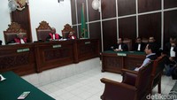 Ketua majelis hakim Kartim Haerudin lalu menanyakan alasan tuntutan jaksa belum siap, padahal seminggu yang lalu sudah ditunda dengan alasan yang sama. Hakim Kartim lalu mengingatkan jaksa dan penasihat hukum terdakwa mempercepat proses persidangan. Sebab, masa tahanan Jokdri hampir habis, yakni pada 24 Juli.