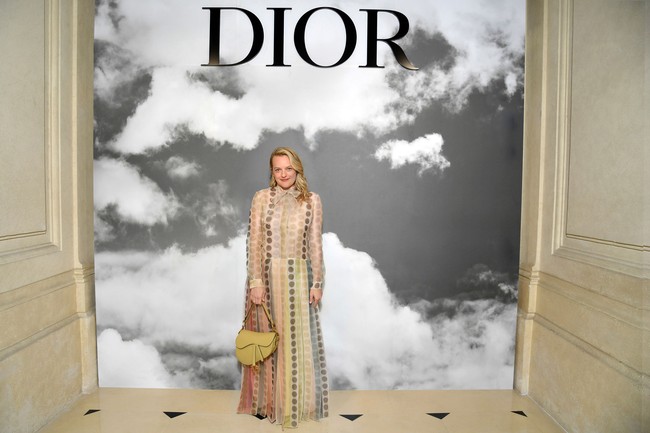 Aktris Elisabeth Moss hadir dalam balutan gaun bermotif polkadot warna-warni. Bintang serial Handmaids Tale itu menyempurnakan gayanya dengan Saddle Bag Dior yang ikonis. (Foto: dok. Dior)