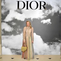 Aktris Elisabeth Moss hadir dalam balutan gaun bermotif polkadot warna-warni. Bintang serial Handmaids Tale itu menyempurnakan gayanya dengan Saddle Bag Dior yang ikonis. (Foto: dok. Dior)