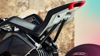 Kepada desain BMW Motorrad Edgar Heinrich, mengatakan BMW Vision DC Roadster menjadi motor ramah lingkungan yang mempertahankan identitas dan penampilan ikonik motor BMW. Tak hanya dari desain mesin boxer dan sistem penggerak gardannya, Heinrich juga menjamin motor listrik ini tetap asyik dikendarai layaknya mengendarai motor konvensional. Foto: Pool (MCN)
