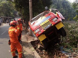 Tak Kuat Nanjak, Truk Nyemplung ke Empang di Jagakarsa