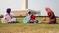 Kegiatan tersebut mengajak kepada wanita di Indonesia untuk memakai kebaya di setiap hari Selasa.