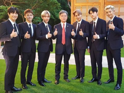 EXO saat bertemu dengan Donald Trump.
