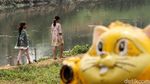 Melihat Aktivitas Warga di Sungai Ciliwung yang Mulai Surut