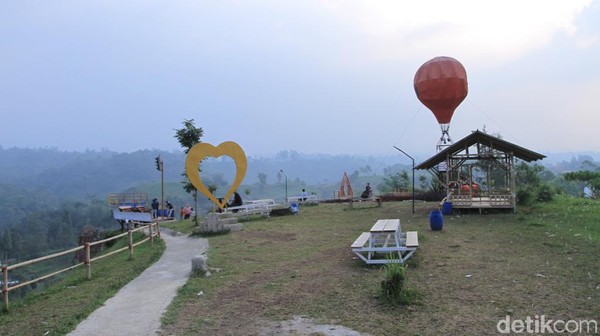 Ada beberapa wahana di Palalangon Park, di antaranya Dermaga Palalangon, Bukit Selfie Palalangon, Kolam Renang Palalangon, Bombom Car Palalangon, Gazebo Palalangon dan juga Taman Palalangon. (Wisma Putra/detikcom) Ada beberapa wahana di Palalangon Park, di antaranya Dermaga Palalangon, Bukit Selfie Palalangon, Kolam Renang Palalangon, Bombom Car Palalangon, Gazebo Palalangon dan juga Taman Palalangon. (Wisma Putra/detikcom)