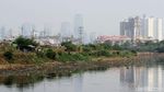 Melihat Aktivitas Warga di Sungai Ciliwung yang Mulai Surut