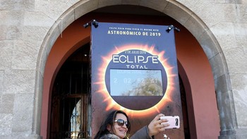 Di Chile, spanduk soal gerhana Matahari total sepeti ini sudah bertebaran. Foto: Reuters