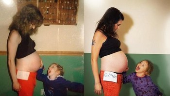 Wanita ini mengulang foto masa kecilnya bersama sang anak. (Foto: Brightside)