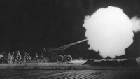 Artileri berat panjang ini beraksi di perbatasan Morane, di Indocina, selama Operasi Claude di bagian Tien Lang pada Tahun 1953. Keystone/Getty Images.