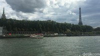 Menunya terdiri dari makanan pembuka, makanan utama, makanan penutup, dan aneka minuman. Sambil menikmati makanan, traveler akan diajak menikmati pemandangan Menara Eiffel dari Sungai Seine. (Angga Aliya/detikcom)