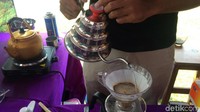Selain bisa mencicipi kopi robusta khas Ciamis yang memiliki rasa enak, sedikit terasa asam tapi enak di perut ini, pengunjung juga bisa mempelajari cara mengolah kopi, dari mulai memanen, mengolah sampai menjadi biji hingga sampai bisa diseduh dan diminum. 