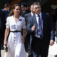 Kate Middleton yang merupakan Royal untuk Patron untuk All England Lawn Tennis Club tiga kali datang ke Wimbledon 2019. Untuk kedatangan pertamanya, Selasa (2/7/2019), istri Pangeran William itu hadir dalam balutan gaun putih keluaran sebuah label London bernama Suzannah. Gaun bergaya shirtdress itu diketahui berharga 1.850 pound atau sekitar Rp 32 juta. (Foto: Mike Hewitt/Getty Images)