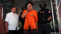 Kedua perampok bersenjara golok dan pisau yang dibekuk itu adalah Heri Putra (25) dan Daniel (32).