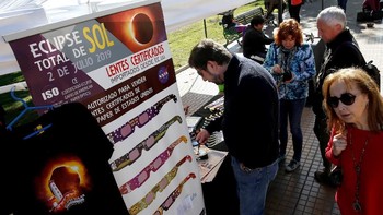 Berbagai suvenir soal gerhana Matahari banyak dijual. Foto: Reuters