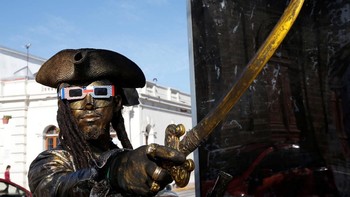 Sebagian wilayah Amerika Selatan, khususnya Chile dan Argentina, akan bisa menyaksikan langsung dan secara jelas gerhana Matahari total pada Selasa (2/7) waktu setempat. Warga pun menyambut antusias. Foto: Reuters