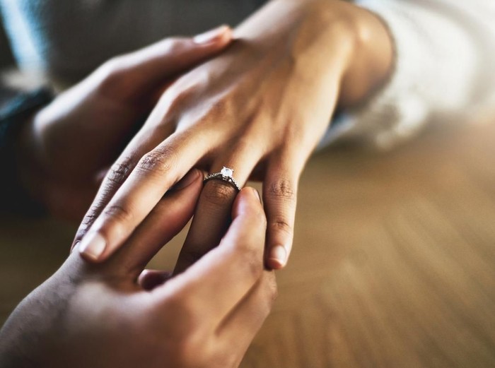 Sejarah Cincin Pernikahan dan Alasannya Disematkan di Jari Manis