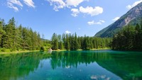 Ada fenomena menarik yang terjadi di musim Semi pada pertengahan bulan Mei sampai tengah Juli. Salju akan mencair dan menyebabkan volume air di danau bertambah. (iStock)