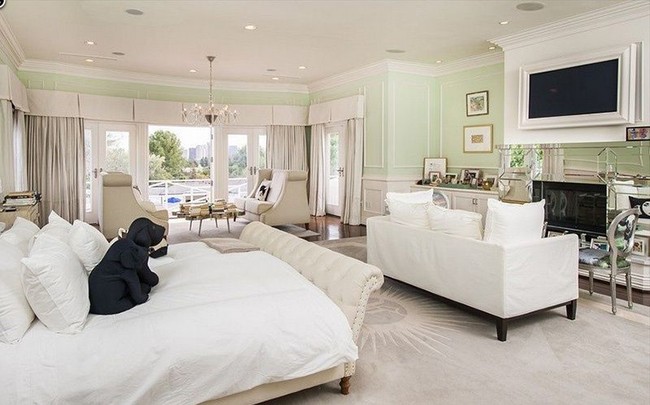 Terdiri dari dua lantai, bangunan rumah cukup luas. Sampai-sampai terrdapat 17 kamar tidur dan 22 kamar mandi di dalamnya. Ruangan tersebut di luar fasilitas lainnya seperti ruang keluarga, dapur dan area makan. (Foto: Dok. Variety)