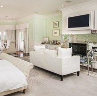 Terdiri dari dua lantai, bangunan rumah cukup luas. Sampai-sampai terrdapat 17 kamar tidur dan 22 kamar mandi di dalamnya. Ruangan tersebut di luar fasilitas lainnya seperti ruang keluarga, dapur dan area makan. (Foto: Dok. Variety)