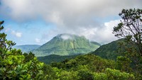 Dominika terletak di Kepulauan Karibia. Kepulauan ini memang terkenal akan keindahan alam seperti laut dan danau. Bahkan juga terdapat perbukitan hijau yang cantik nan asri. (iStock)