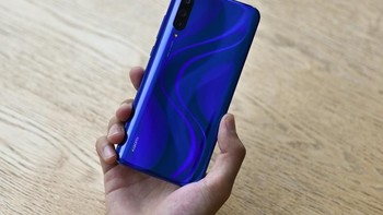Hadir tiga warna, ada warna White Lovers, Dark Prince dan ini adalah versi Blue Planet. Foto: Sina Mobile