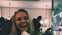Minum milkshake rasa vanilla, Madison tertawa bahagia dengan buah cherry dan dan krim di atasnya. Foto: Instagram @madisoniseman