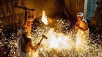 Potret sejumlah pandai besi yang sibuk bekerja di sebuah gudang di salah satu daerah di Indonesia. Istimewa/Dok. Boredpanda/Agora Photo/@nico_edhi.