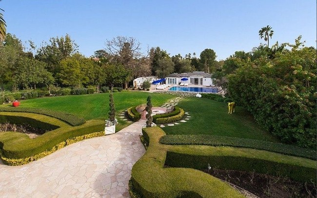 Menariknya, Maison du Soleil memiliki empat taman dengan tema yang berbeda-beda. Ada taman Prancis bergaya klasik, taman khas Maroko nan eksotis, taman ala Jepang dan taman yang ditumbuhi obat-obatan verbal. (Foto: Dok. Variety)