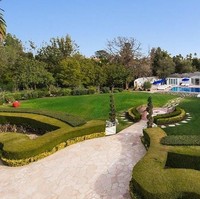 Menariknya, Maison du Soleil memiliki empat taman dengan tema yang berbeda-beda. Ada taman Prancis bergaya klasik, taman khas Maroko nan eksotis, taman ala Jepang dan taman yang ditumbuhi obat-obatan verbal. (Foto: Dok. Variety)