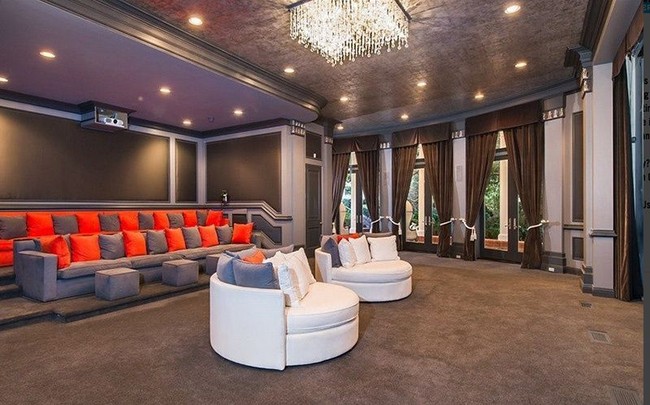 Bahkan, rumah ini memiliki sebuah bioskop pribadi dan sebuah perpustakaan. Luasnya mencapai 6.000 kaki persegi. (Foto: Dok. Variety)
