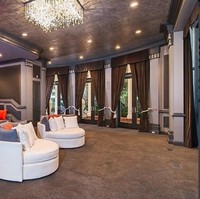 Bahkan, rumah ini memiliki sebuah bioskop pribadi dan sebuah perpustakaan. Luasnya mencapai 6.000 kaki persegi. (Foto: Dok. Variety)