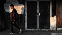 Biasanya bangunan tua tersebut merupakan bangunan peninggalan Belanda atau Jepang serta beberapa ruko yang ditinggalkan pemiliknya saat kerusuhan tahun 1998.