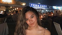 Saat plesiran ke Jimbaran, Bali, Shafa makan di salah satu restoran pinggir pantai. Kala itu ia memilih minuman segar dengan hiasan irisan jeruk. Foto: Instagram shafaharris